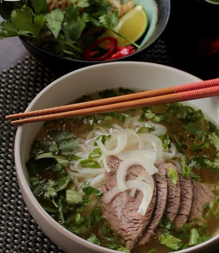 13. | Unsere Phở Bò ist eine der bekanntesten Spezialitäten Vietnams – eine aromatische Rindfleischsuppe mit Reisbandnudeln, die durch ihre Tiefe und Frische begeistert.