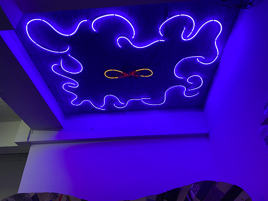 Lichtinstallation im Eingangsbereich des ATLIERFRANKFURTS, LED-Neon-Tube, 300x260 cm , 2024