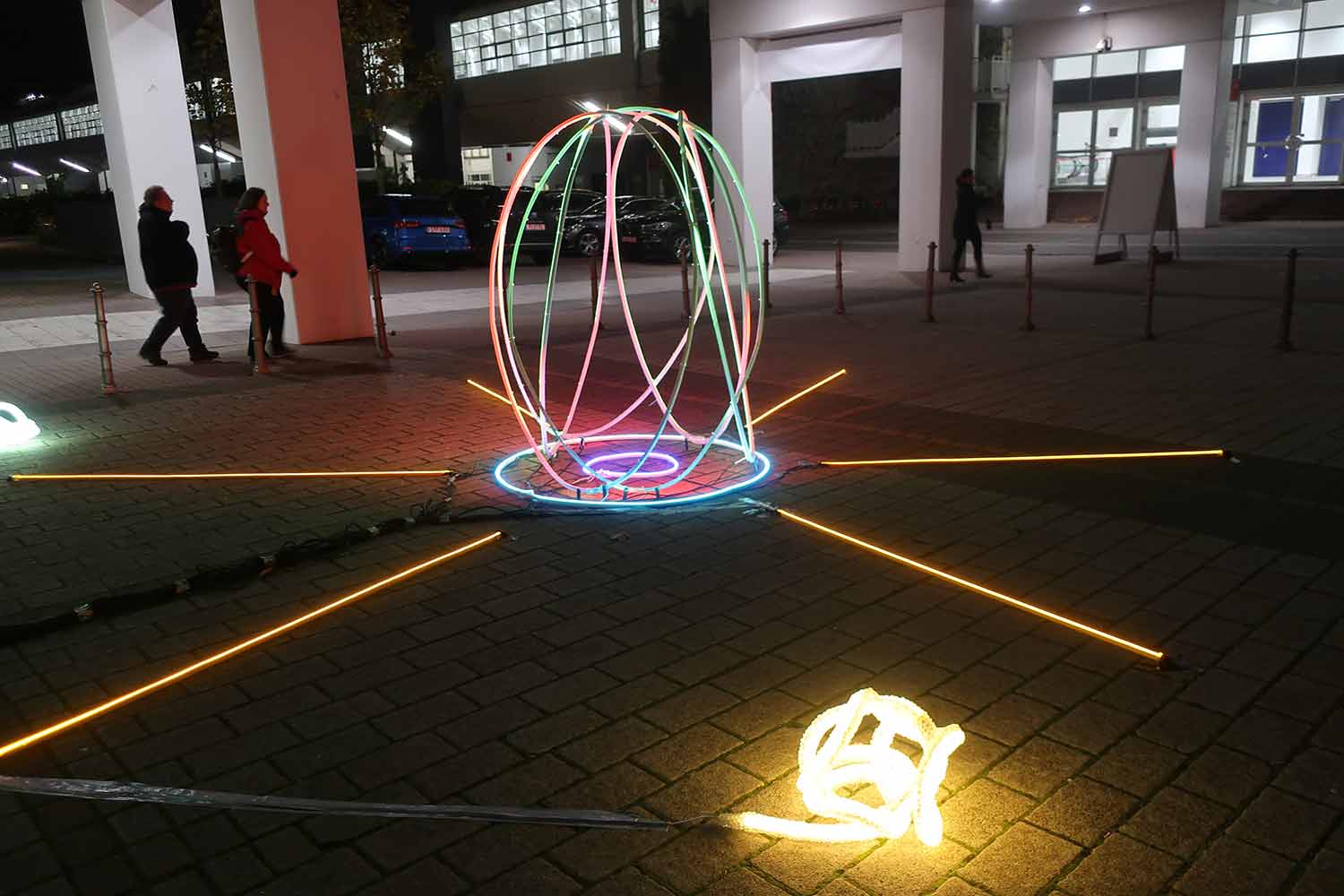 Lichtinstalltion von JOHANNES KRIESCHE vor dem Messeeingang der Discovery artfair Frankfurt 2019