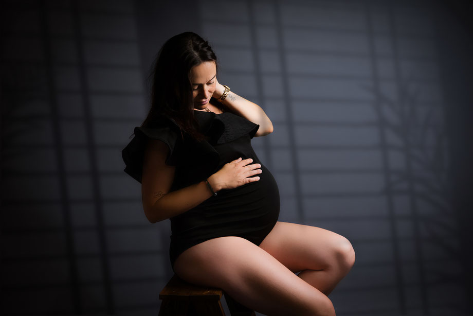 Intymny portret pary podczas sesji maternity NL