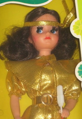 Close Up of Popstar Fleur sold in light green box. I cannot tell for sure what facemold this dolls has. From that angle it could be any mold. Maybe she has the big soft head, that some early dolls  got when reissued later (see picture far right). 