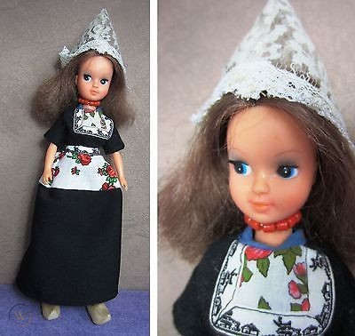 Photo from Worthpoint.com (click photo to be forwarded to the extern source). Fleur doll still sewn into a Volendam costume. Owner unknown.