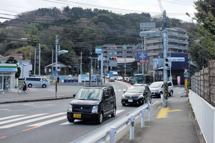 切通し下のバス停へ向かう道