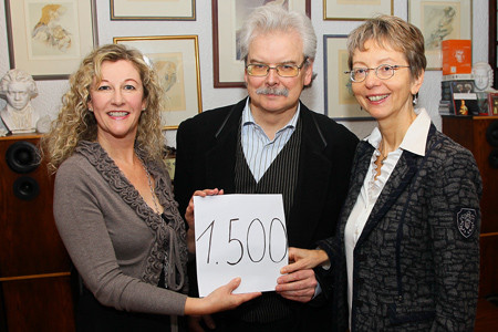 Die Dirigentin Patricia Kunze-Lippert (links) übergibt Annemarie und Dr. Peter Frodl von der Lost Voices Stiftung die Spende in Höhe von 1500 Euro / Foto: Ralf Hettler