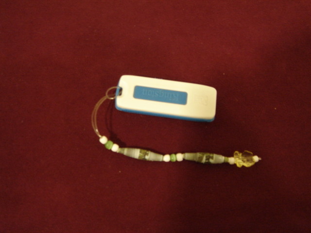 Colgante para USB con cuentas de papel y plástico o madera