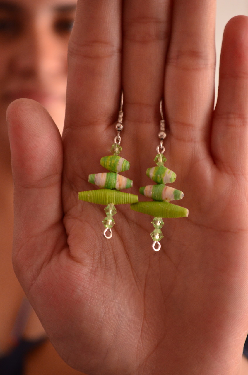 Aretes semejando arbolitos de navidad de papel