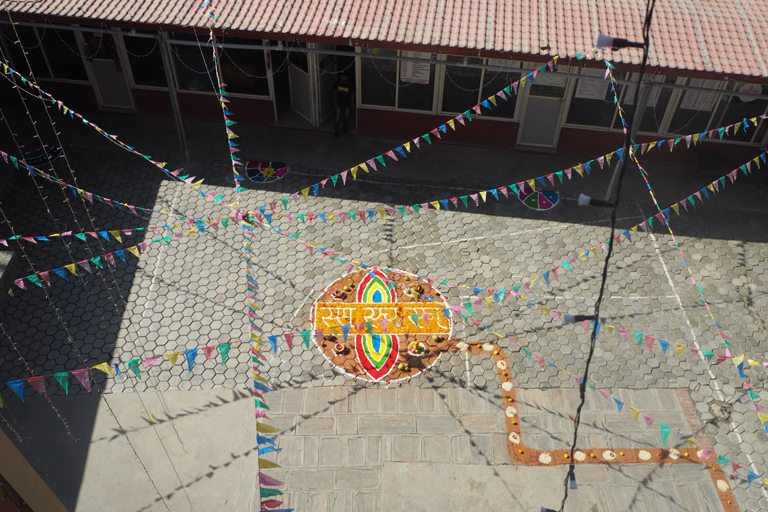 Rangoli mit dem Weg, der der Göttin Lakshmi den Weg ins Haus weisen soll.