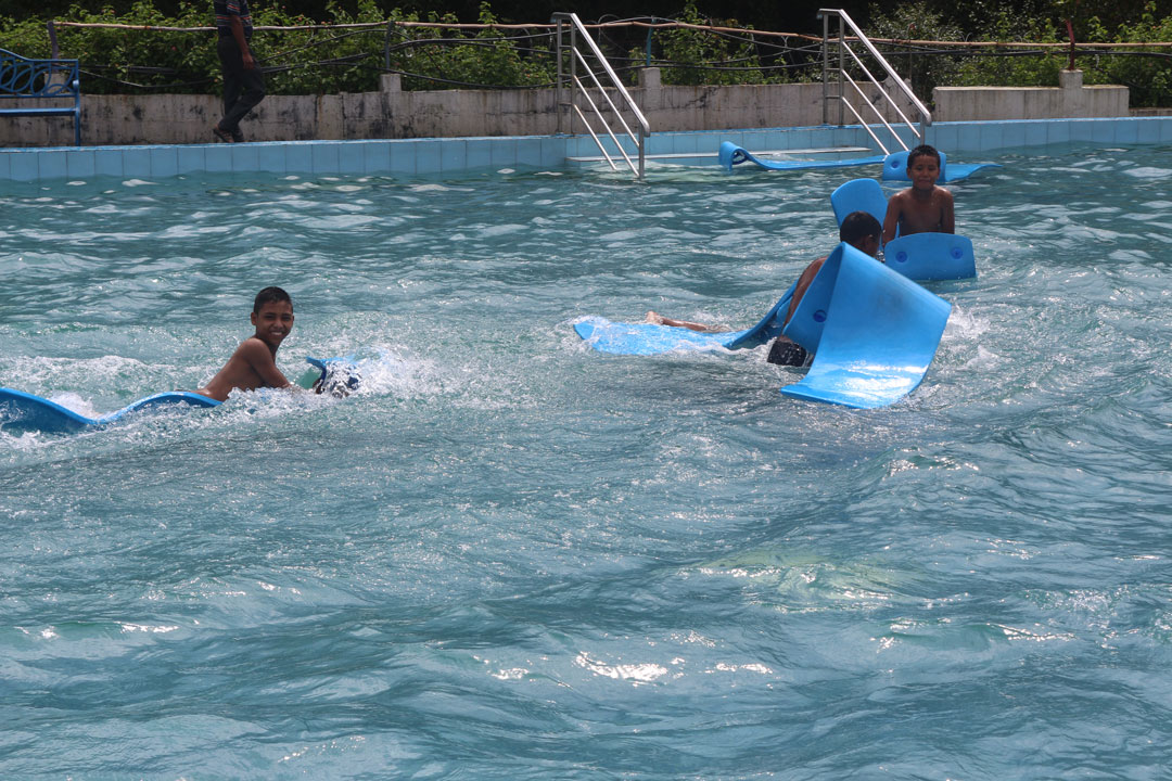 Bimal und Amit beim baden