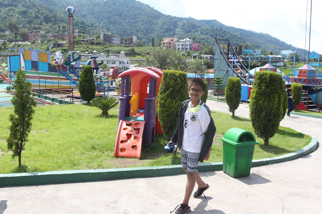 Ujwol macht sich auf den Weg zu den Fahrgeschäften, die neben den Rutschen und Becken im Fun Valley zu finden sind