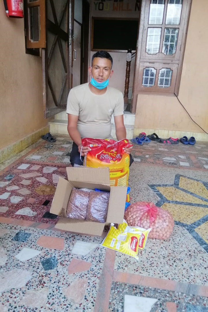 Mann mit Lebensmittelpaket, welches er bei uns im alten Haus in Kathmandu abgeholt hat. 