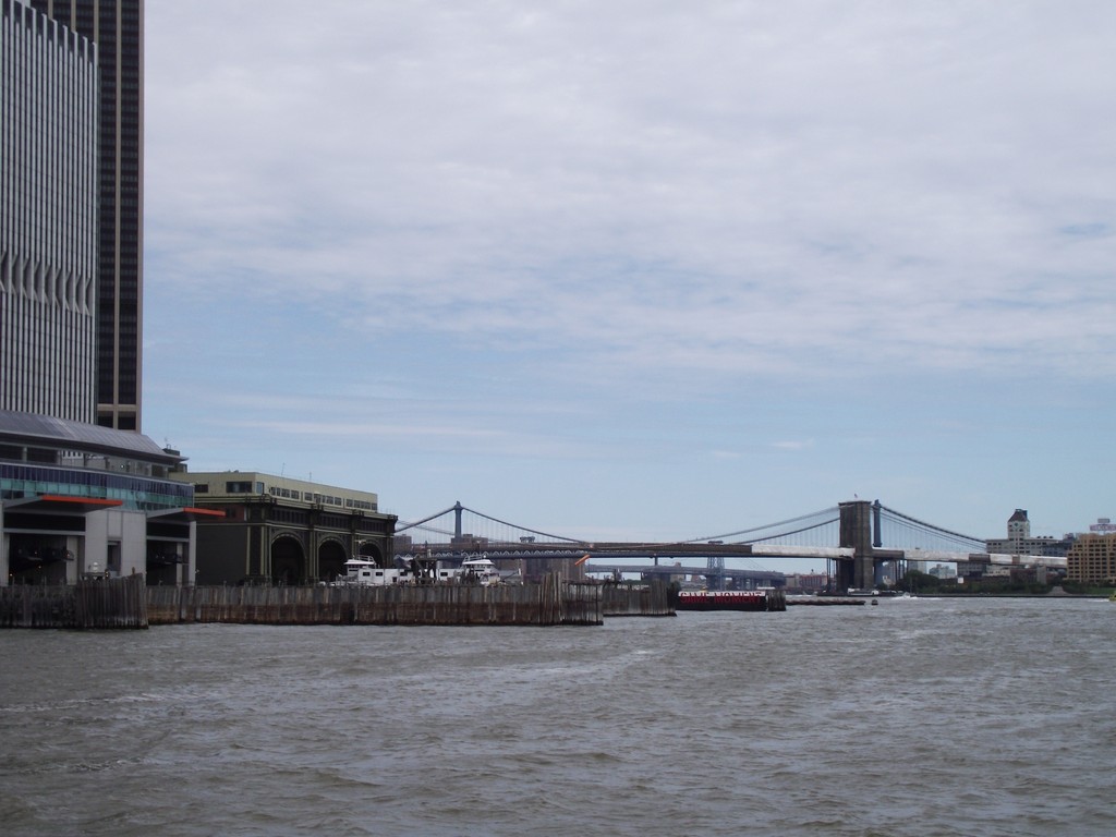 Les deux ponts (en avant plan) le Brooklyn Bridge et l'autre en arrière le Manhattan Bridge