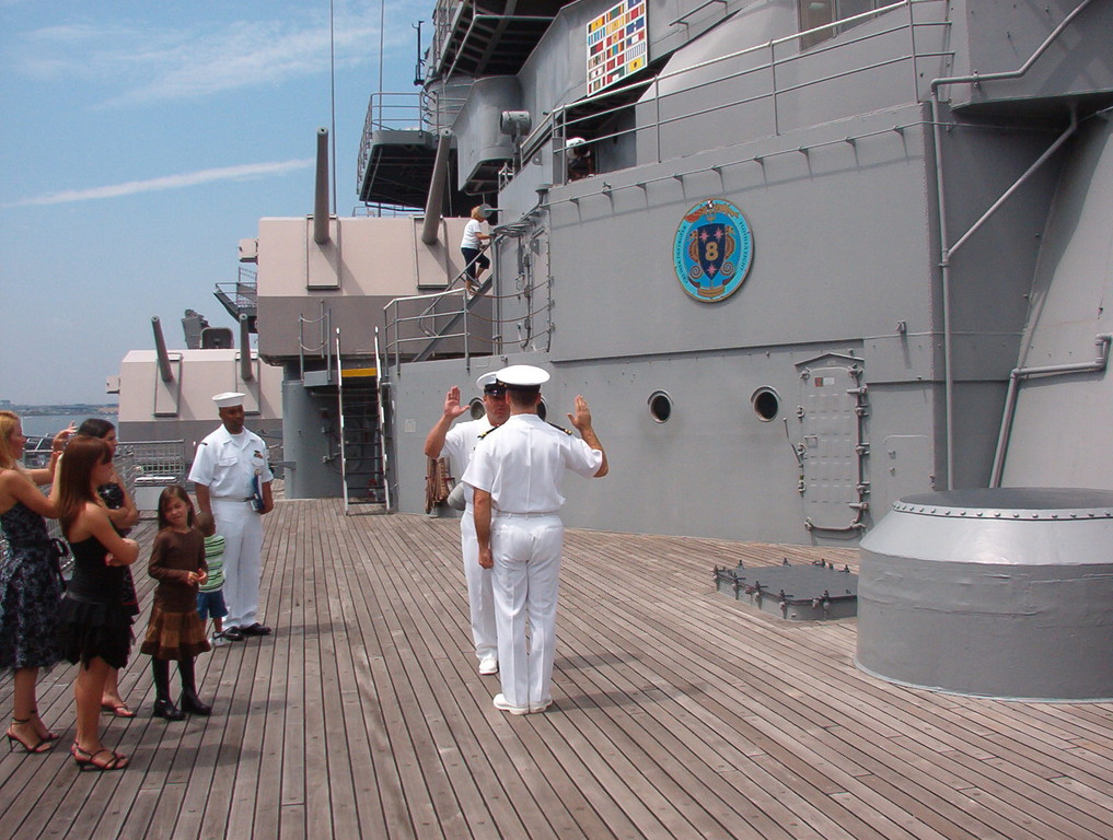 Le  USS Wisconsin (cérémonie de fin de service d'un des marins)