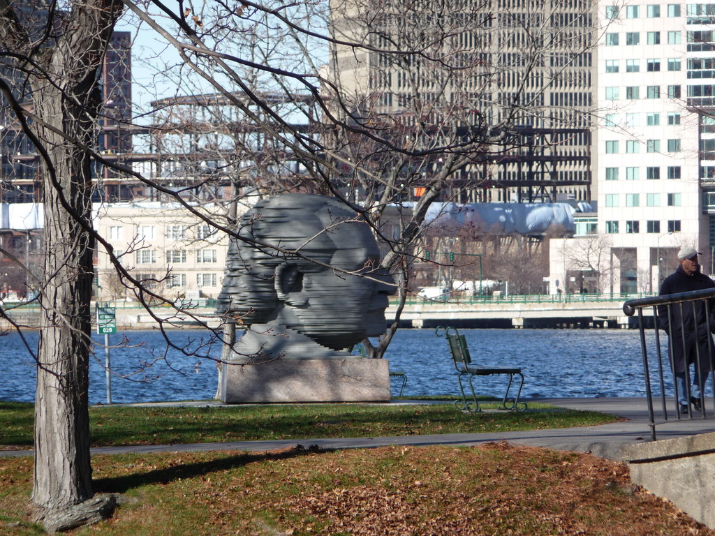 Une sculpture d'une tête dans le vent...