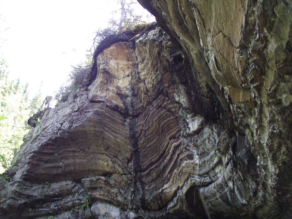 La grotte sur les sentiers de la grotte des fées près de Saint-Léandre