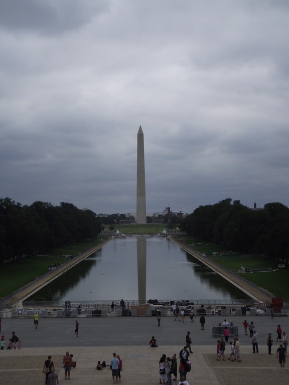 le bassin entre l'obélisque et le Lincoln Memorial