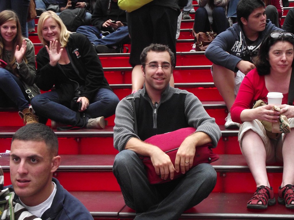 2011 - Time Square assied sur les marches en face de la pointe (Nouvel An)