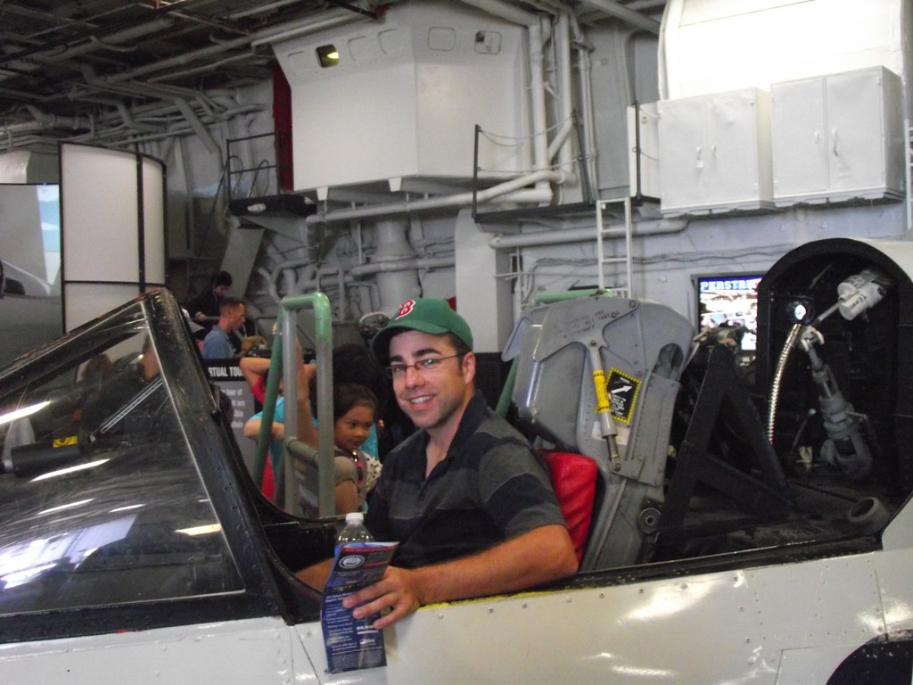 2011 - Moi dans un avion sur le porte-avion USS Midway