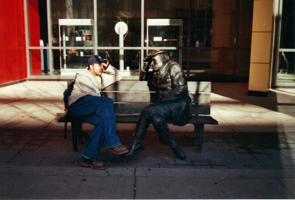 2000- En face de la tour de CBC/SRC à Toronto
