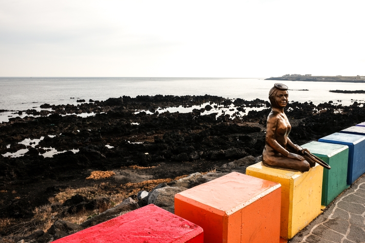 Following rainbow walls for miles and miles. Here with a Jeju diving woman. Hopefully, I will see them in real life as well.