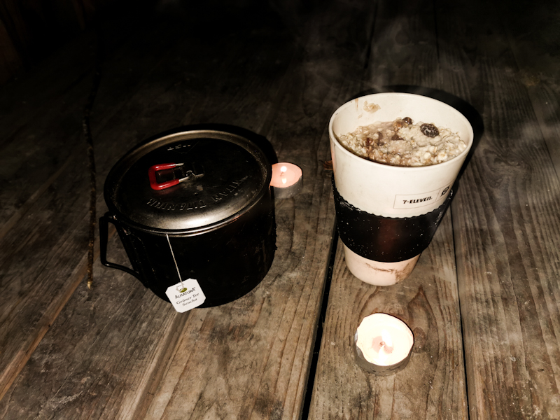 Tea and porridge for dinner. Always a great combination. And yes I know, I mixed up the pot and cup (I had logistical reasons to do it that way. I'm not a walking zombie yet ;)