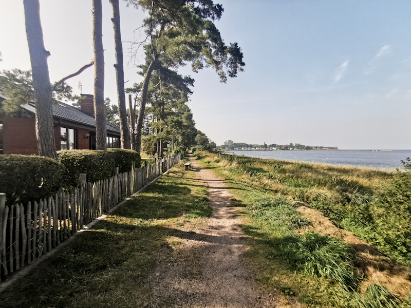 Walking between houses and the sea