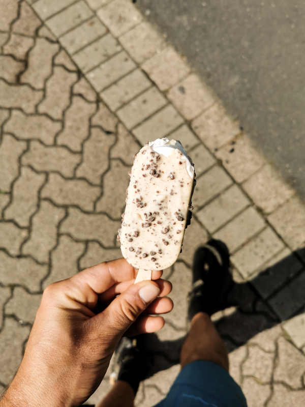 Magnum time. White chocolate and cookies this time. 