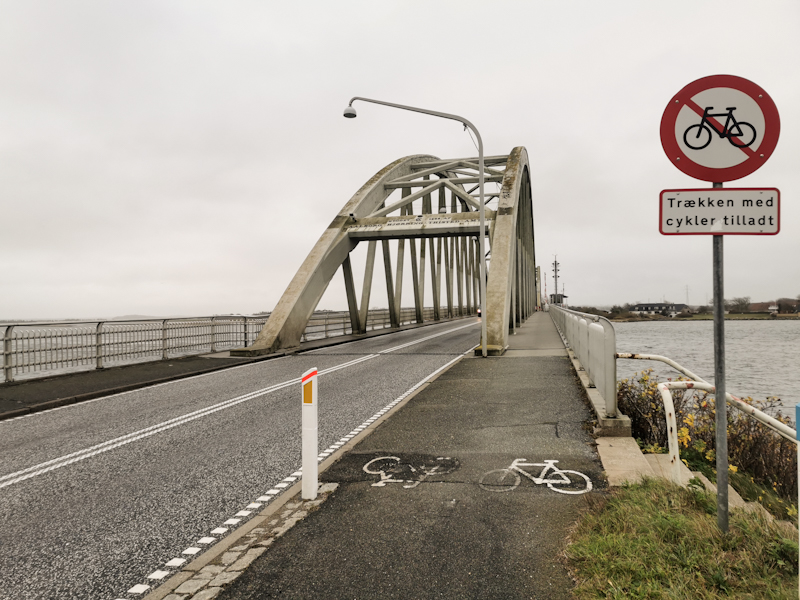 Aggersund Bridge. If I was a cyclist, I would be confused by the marking. 