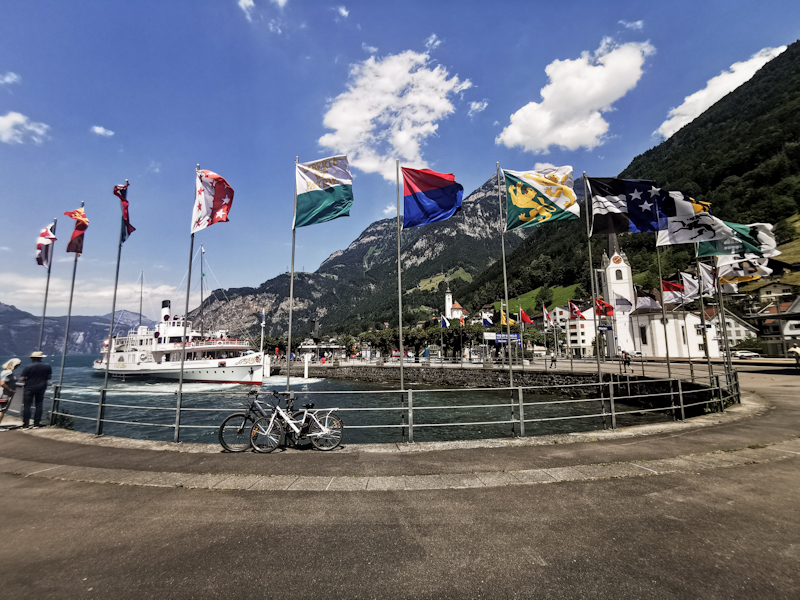 Paddle "Steamer" and the flags of Switzerland's cantons. 