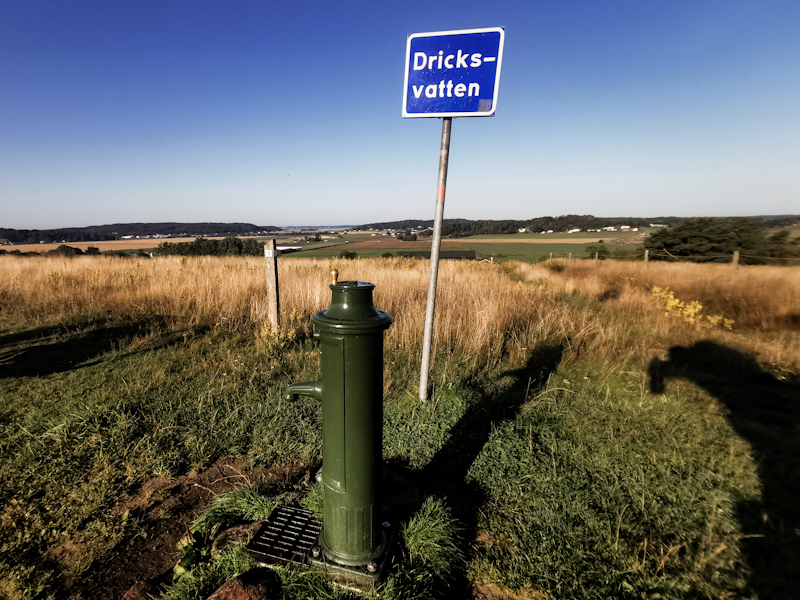 Interesting water pump as you need to turn that knob around to pump up the water