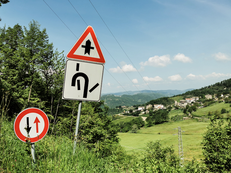 Italian road signs - made to confuse 