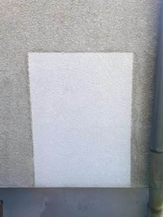 Kleine Musterfläche vor dem Reinigen der Fassade
