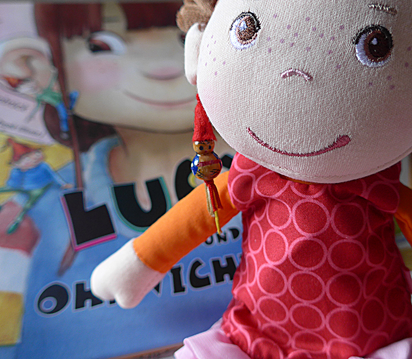 Lucy als Puppe mit Ohrwichtel - Lutz' Lese-Glücksbringer