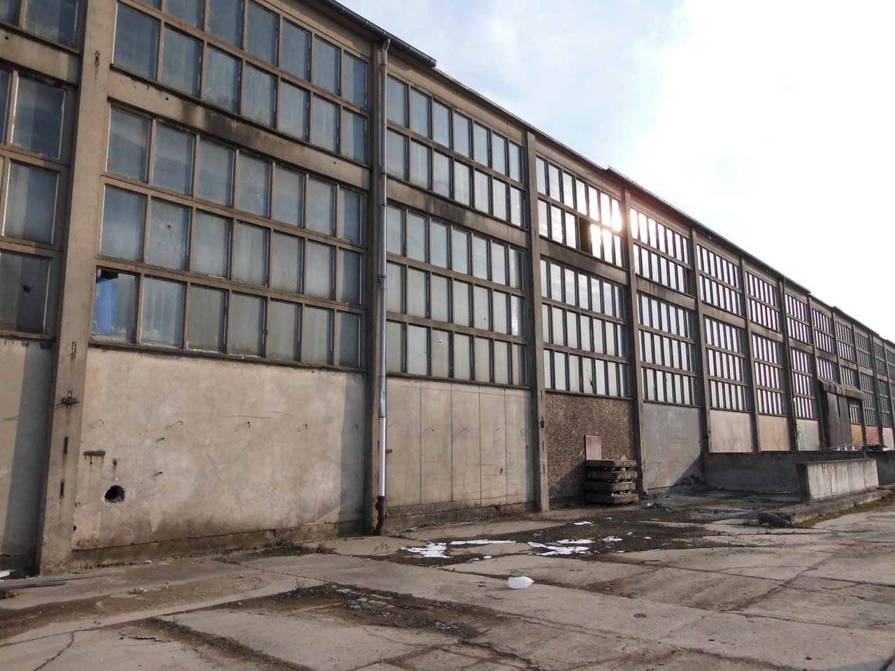 leerstehende-fabrikhalle-lost-places-zeitgeschichte
