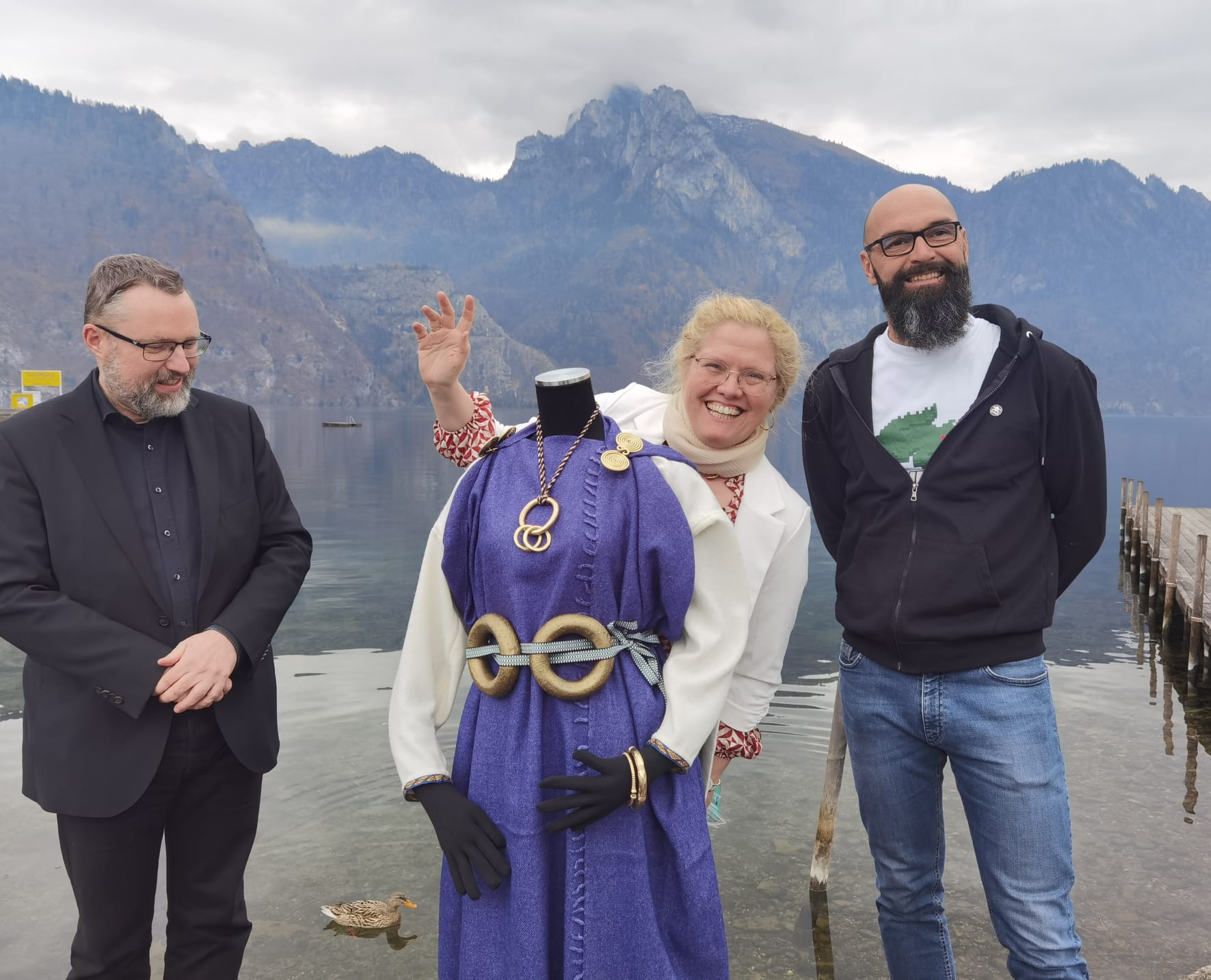 Dr. Georg Tiefengraber, Dr. Karina Grömer und Dr. Johann Rudorfer mit der "neuen" Traunkirchnerin