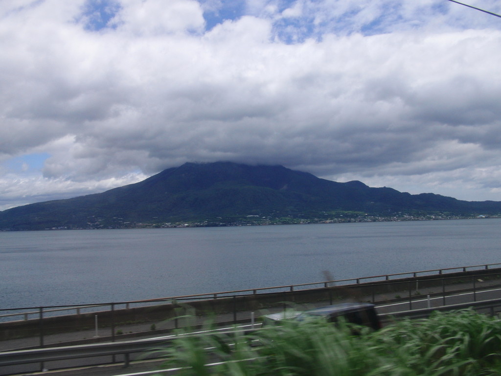 鹿児島経由で帰宅途中、車中から見た桜島