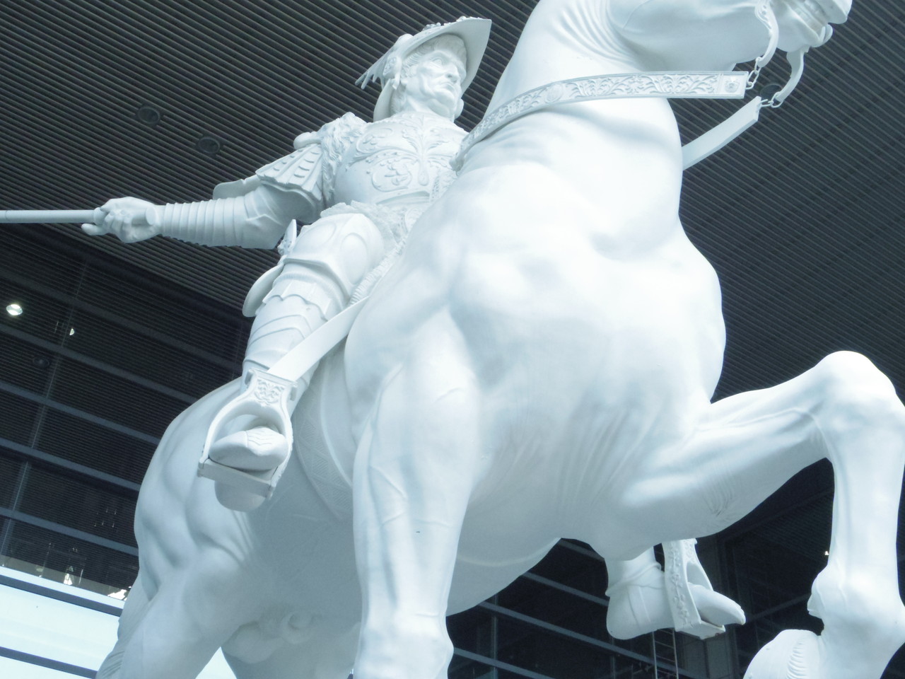 名古屋国際会議場にそびえる巨大な騎馬像。レオナルド・ダ・ヴィンチが作りかけていたものだとか。