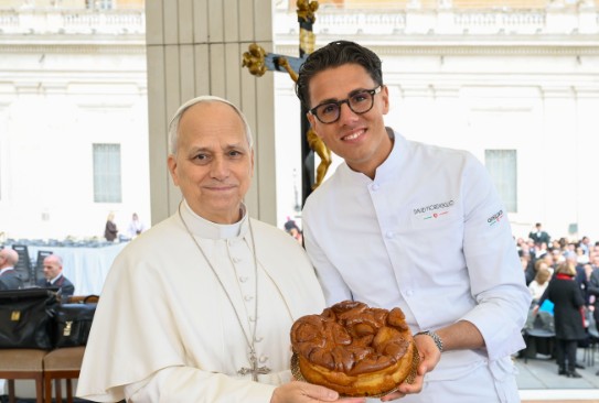 The Vatican's favorite dessert: the Rose Cake by chefs Fiordigiglio and Falsaperla