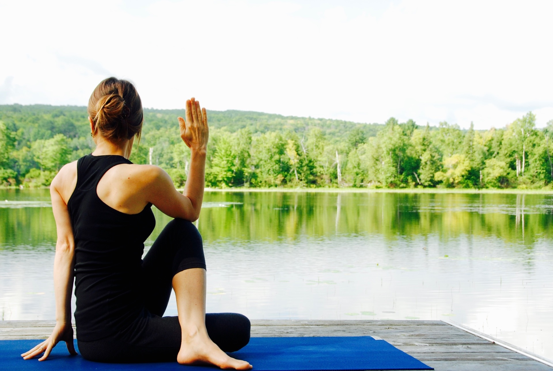 Open Air Yoga mit Blick aufs Wasser