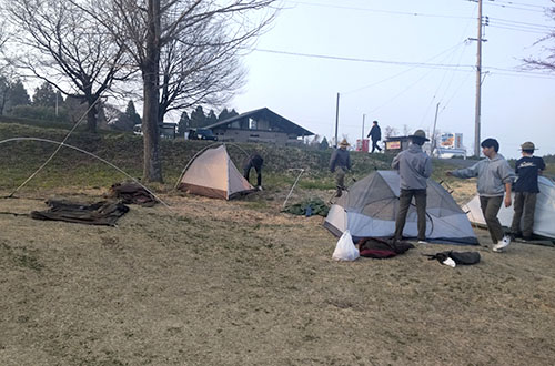 ボーイ隊：野営訓練。テント設営、野外炊飯など。 