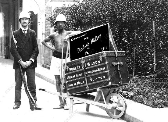 Robert Wilson l'Homme Cible Autour du Monde Avec sa Malle Vuitton Carte postale