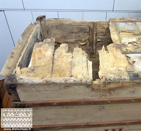 Trunk Louis Vuitton goyard moynat fond abimé restauration Le dessous était totalement mangé, ce qui est toutefois classique sur une malle de plus de 120 ans. En démontant la malle nous avons vu des centaines d'insectes grouillant dans le bois, ce qui no