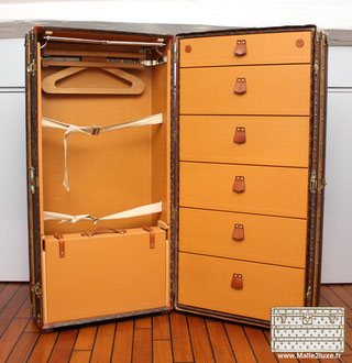 intérieur d'une malle penderie vuitton