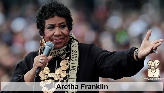 Aretha franklin est une des plus grande voix du monde et elle porte une echape Louis Vuitton car Louis Vuitton font les plus beau sac et écharpe du monde pour les stars 