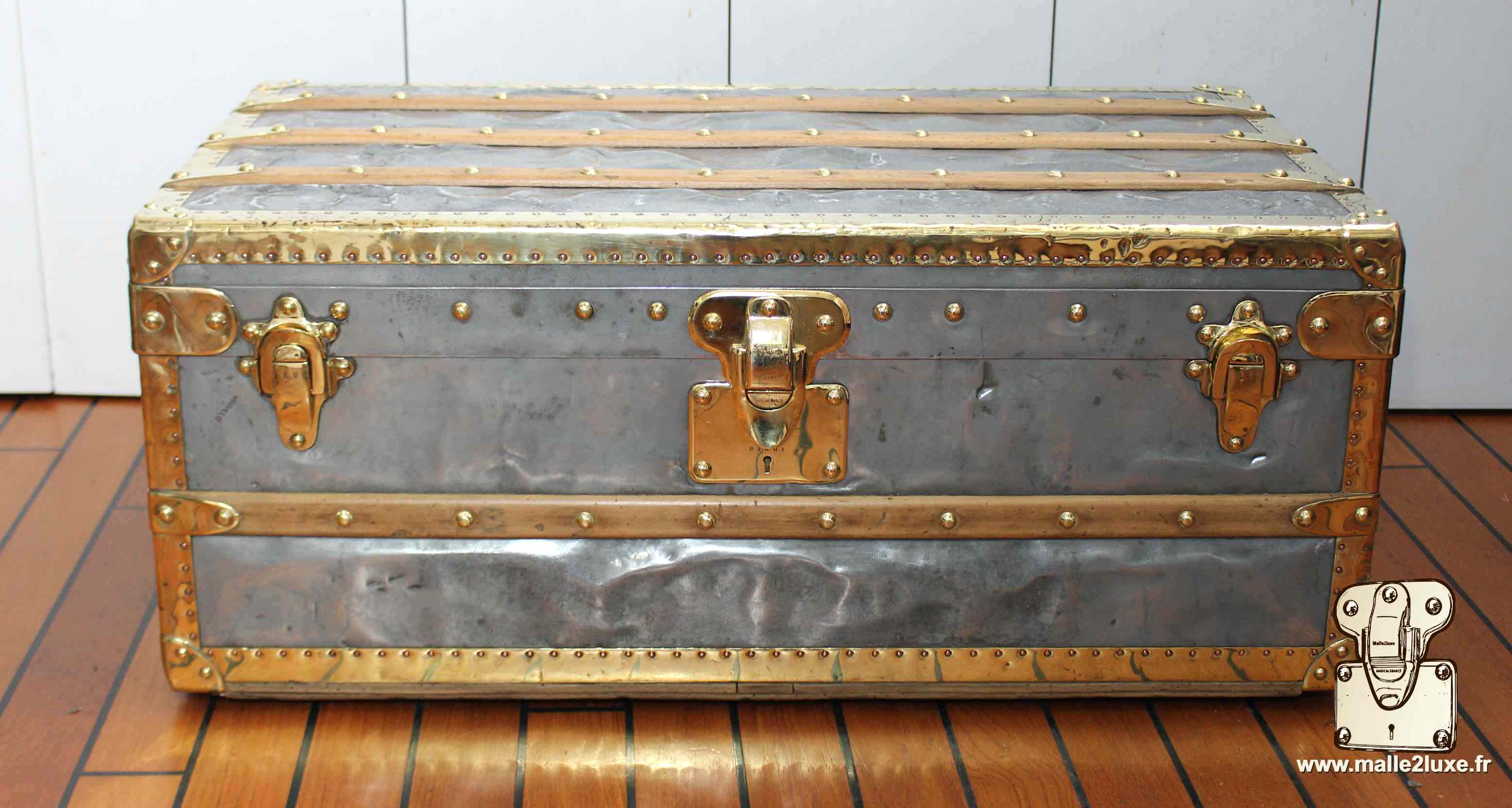 malle cabine explorateur clou en cuivre Louis Vuitton