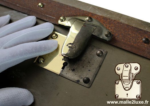 malle Moynat automobile detail serrure laiton