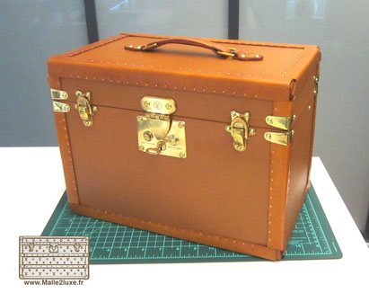 pose des quincailleries restauration d'un ancien vanity vuitton