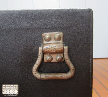 Sanglot Louis vuitton malle auto