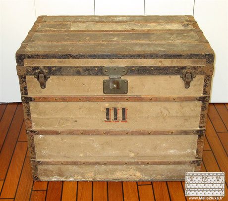 Sous son apparence très saine, cette malle nous a réservé de biens mauvaises surprises et frayeurs. Cette malle gris Trianon est resté stockée dans un local humide. Louis Vuitton traitement xylophone