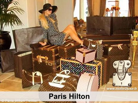 paris hilton aime les malles louis vuitton