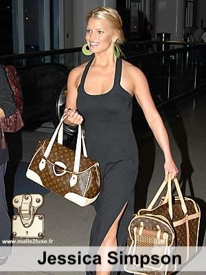 Jessica Simpson aime pas la pluie mais adore voyage avec son chien dans un sac Louis Vuitton c'est tres pratique surtout c'est chic star et animaux de compagnie 